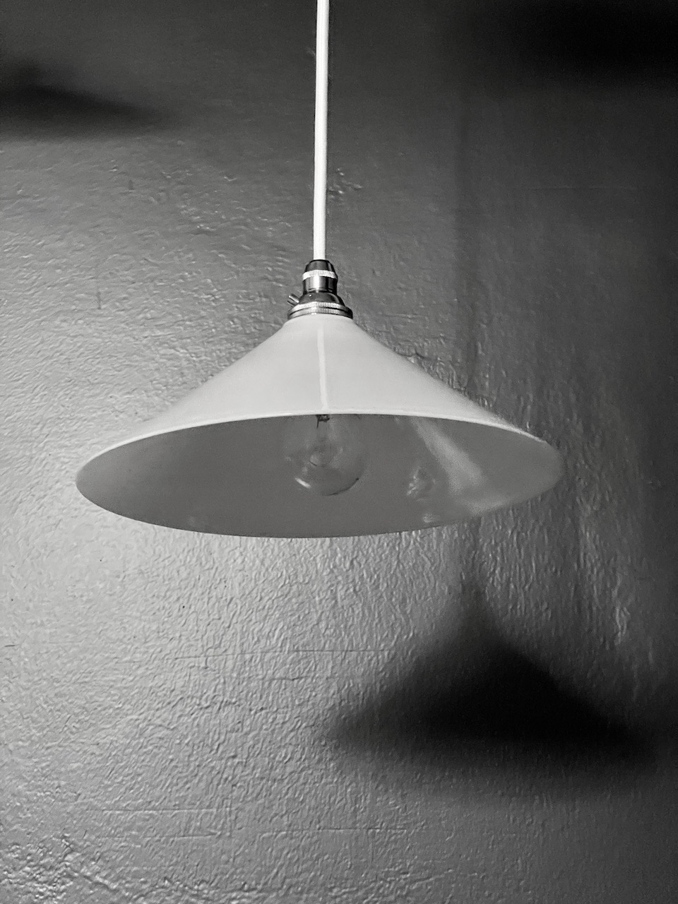 Suspension Opaline Conique Tronquée circa 1920 série disponible