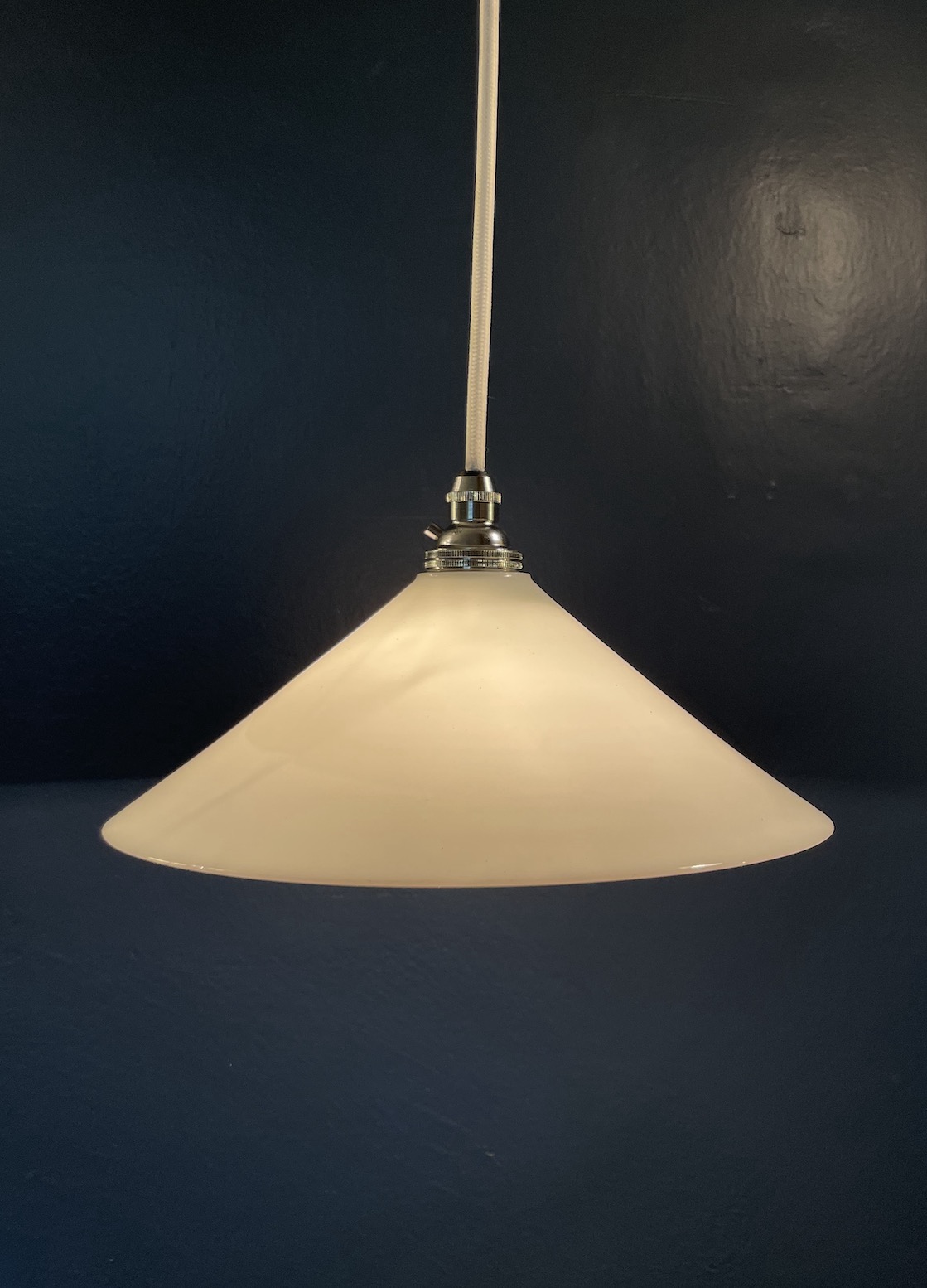 Suspension Opaline Conique Tronquée circa 1920 série disponible