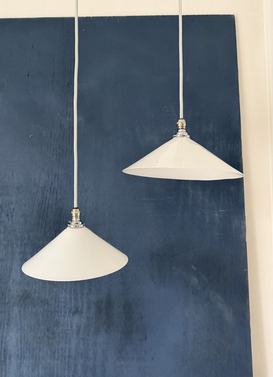 Suspension Opaline Conique Tronquée circa 1920 série disponible