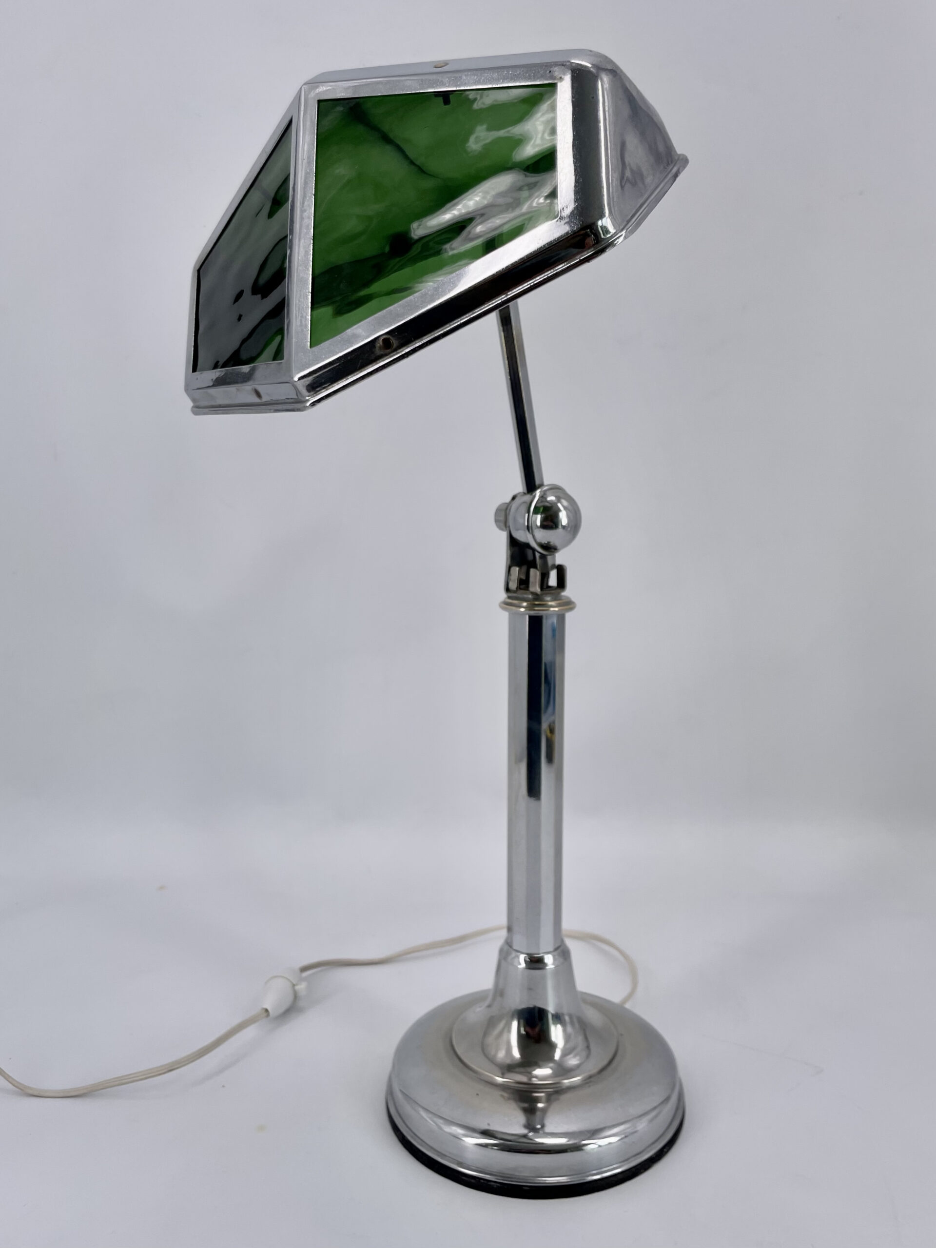 Art deco lamp by the French house Pirouett, large model with green glass and white opalines 1930’s.