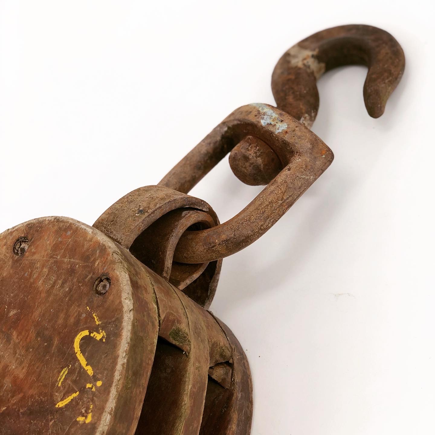 Wrought iron and wood double pulley “NS Coreto”