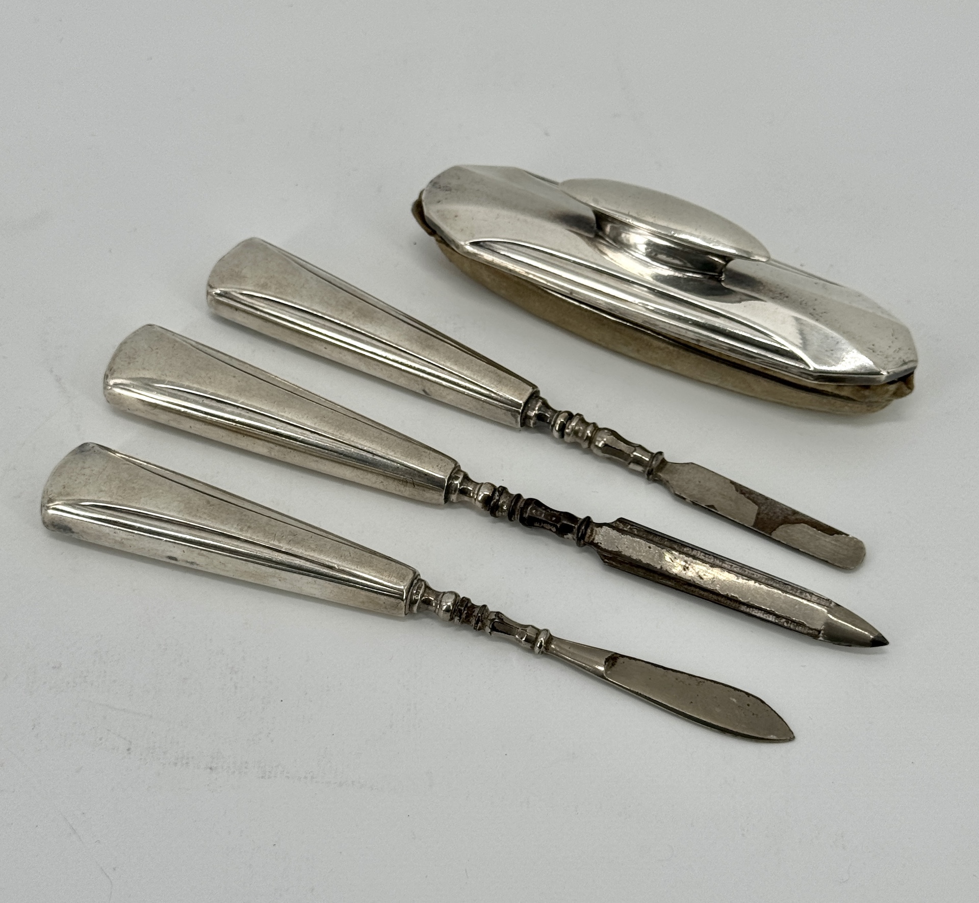 Ensemble d'Accessoires de Toilette de la Maison Gallia 1925 Christofle Métal Argenté
