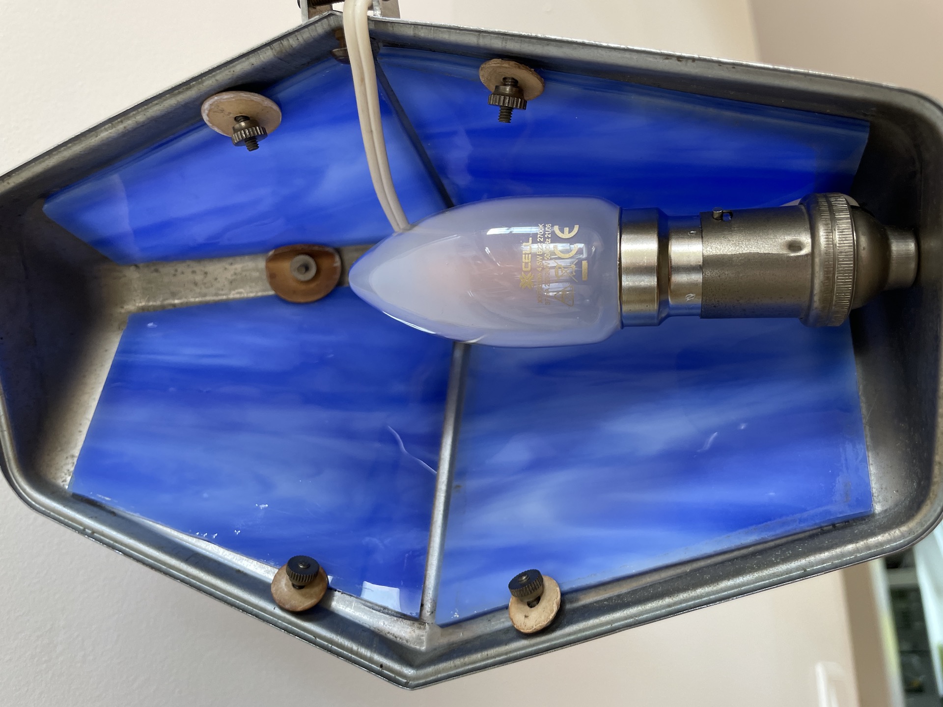 Lampe à poser articulée art déco en laiton chromé et verres en pâte de verre bleue