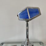Lampe de table de la maison Pirouett en laiton chromé et verres en pâte de verre bleue, art déco. 