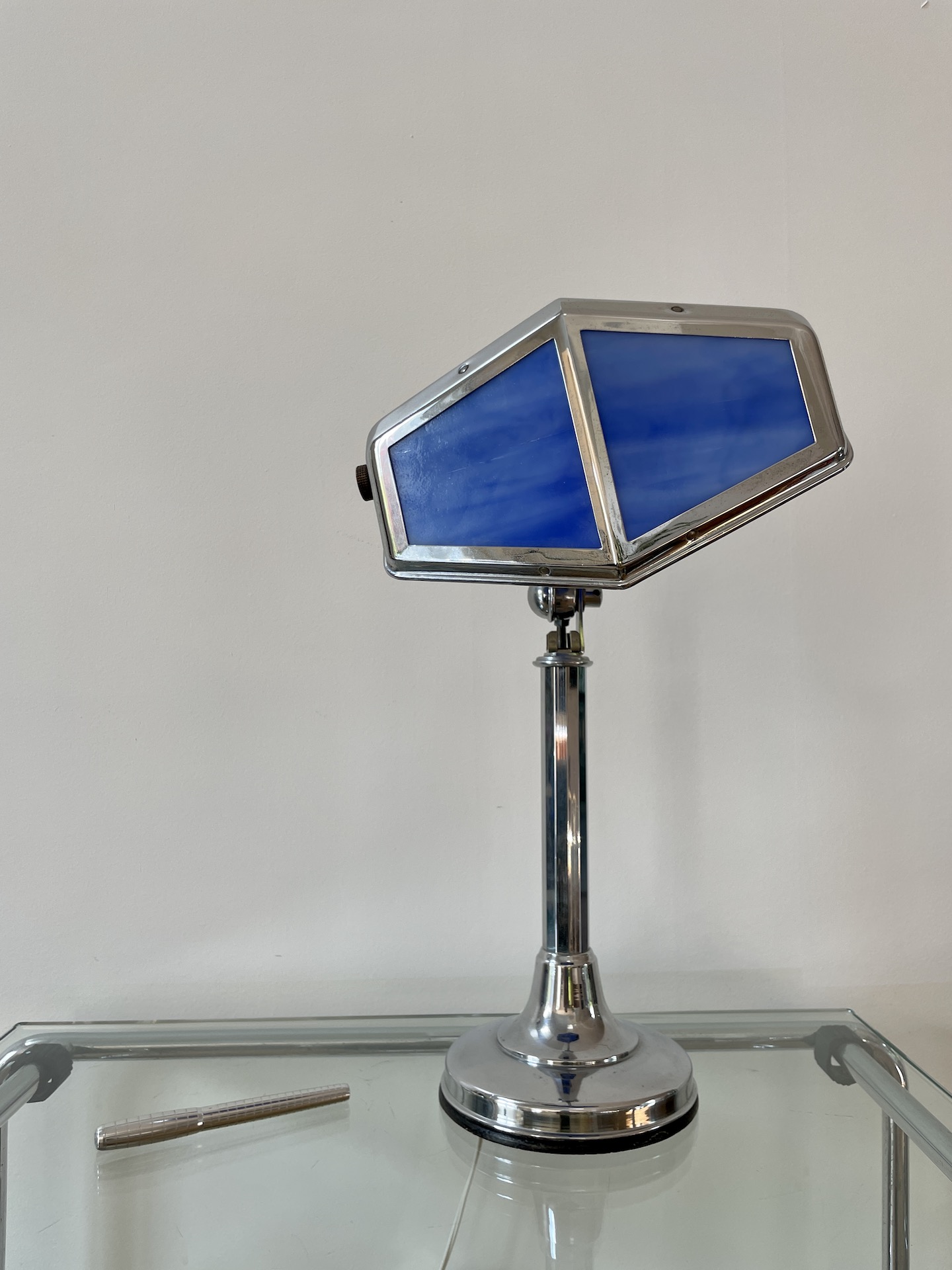 Lampe à poser articulée art déco en laiton chromé et verres en pâte de verre bleue