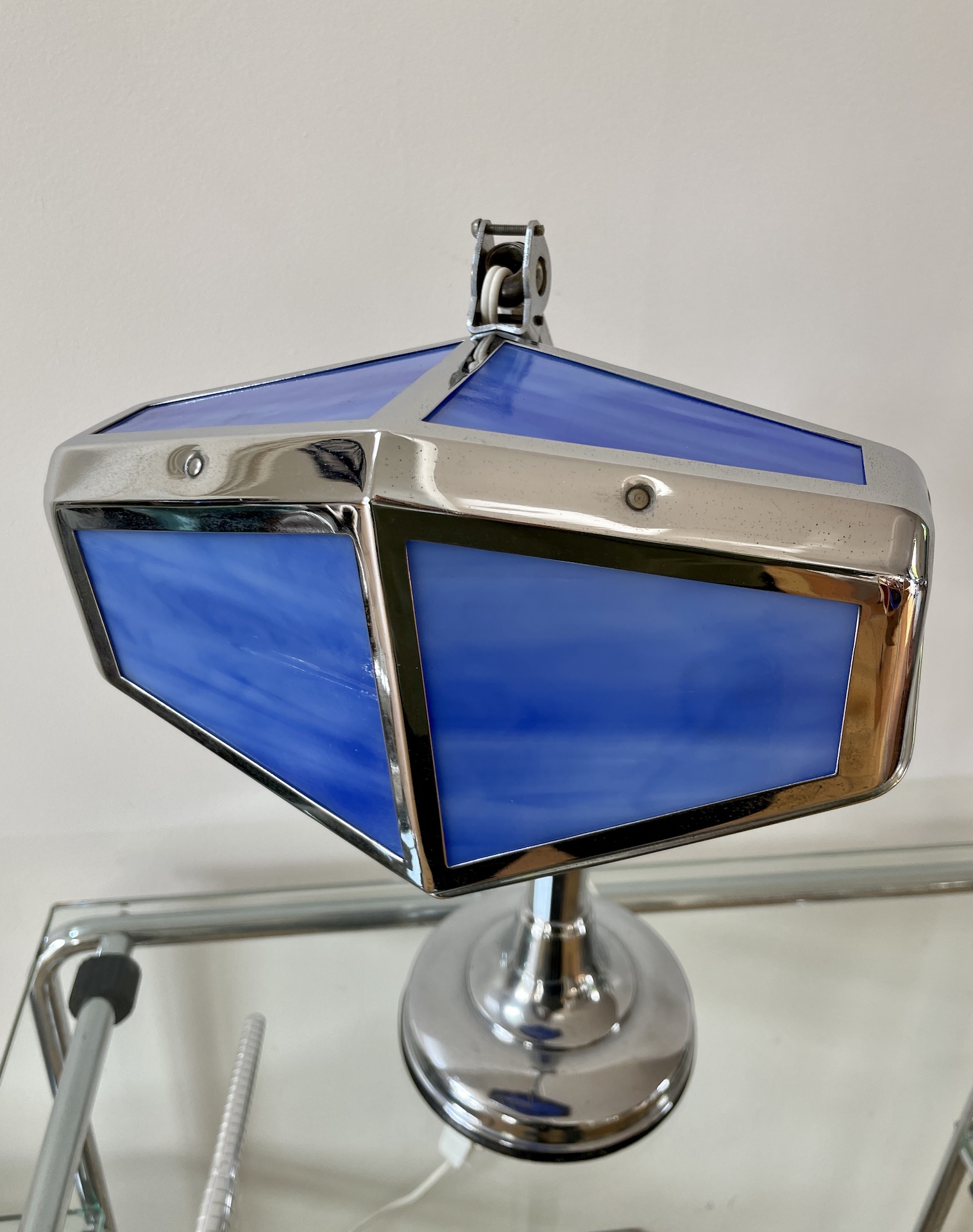 Lampe à poser articulée art déco en laiton chromé et verres en pâte de verre bleue