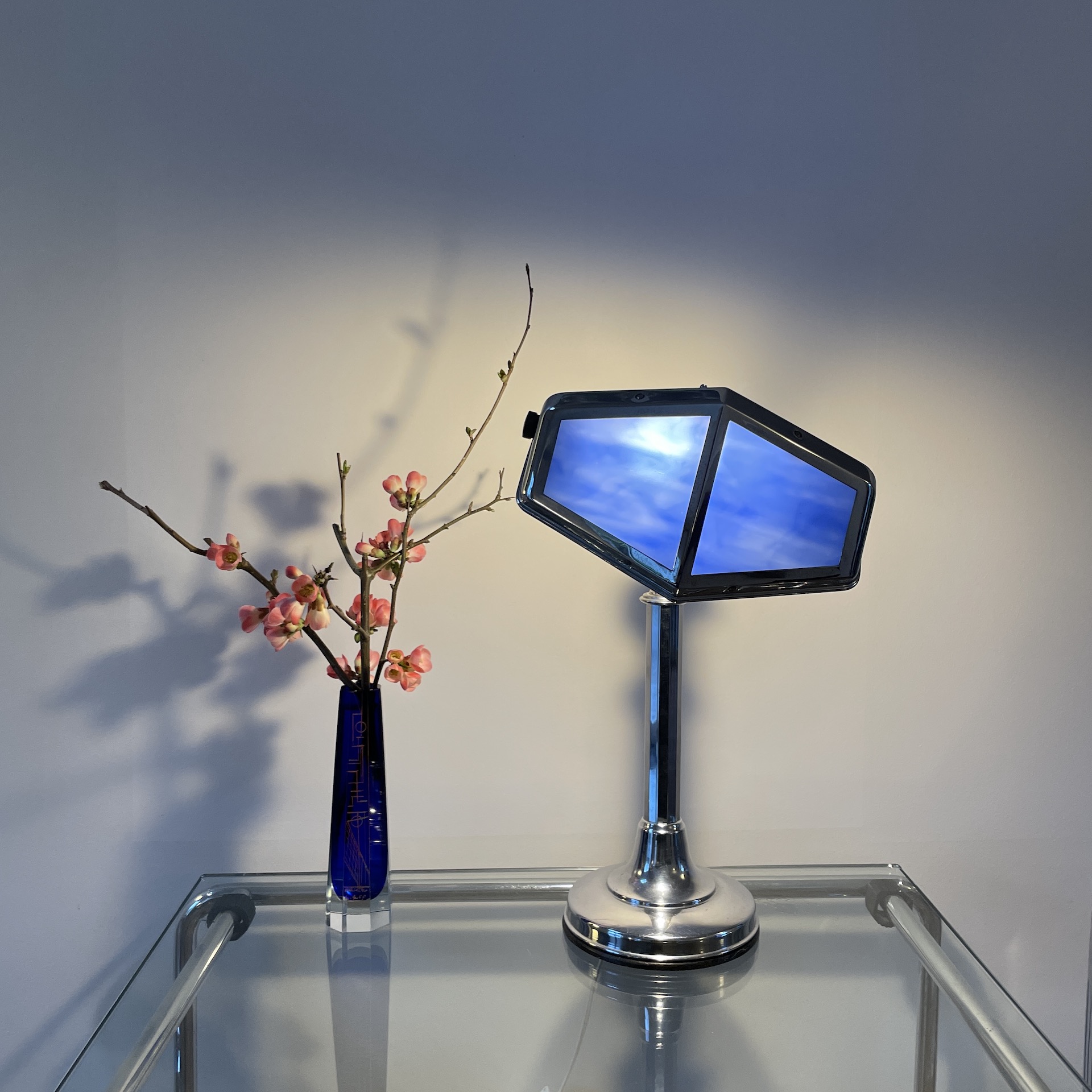 Lampe à poser articulée art déco en laiton chromé et verres en pâte de verre bleue