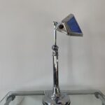 Lampe de table de la maison Pirouett en laiton chromé et verres en pâte de verre bleue, art déco. 