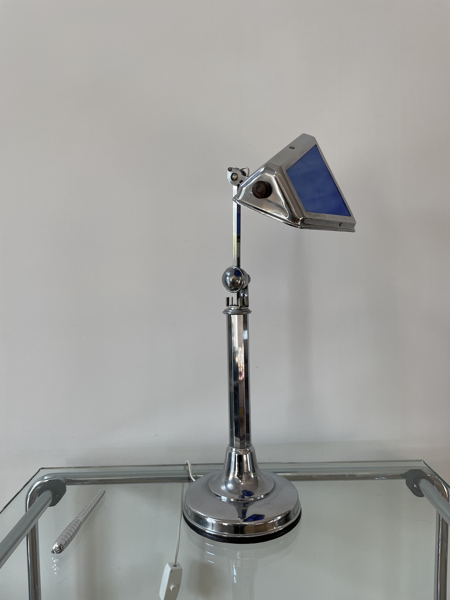 Lampe à poser articulée art déco en laiton chromé et verres en pâte de verre bleue