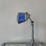 Lampe de table de la maison Pirouett en laiton chromé et verres en pâte de verre bleue, art déco. 