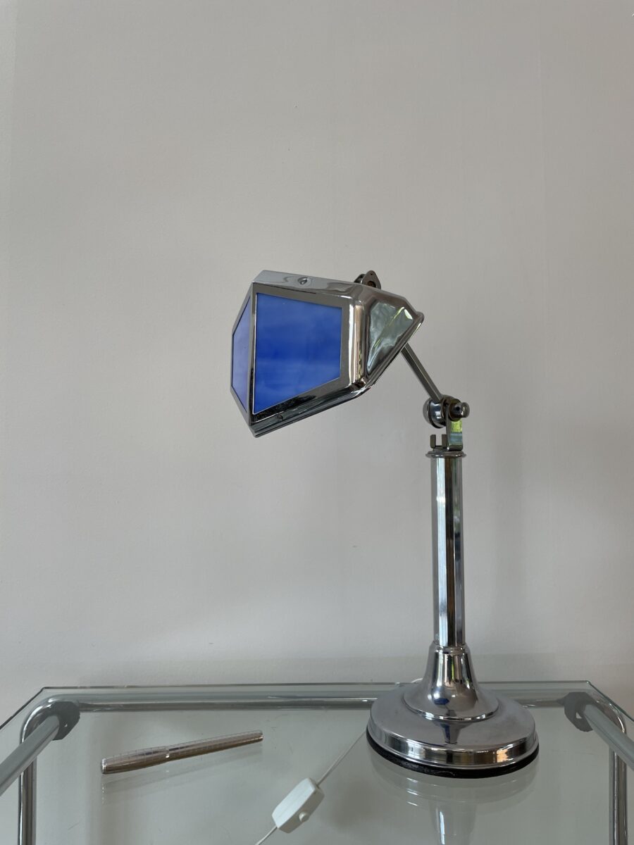 Lampe de table de la maison Pirouett en laiton chromé et verres en pâte de verre bleue, art déco. 