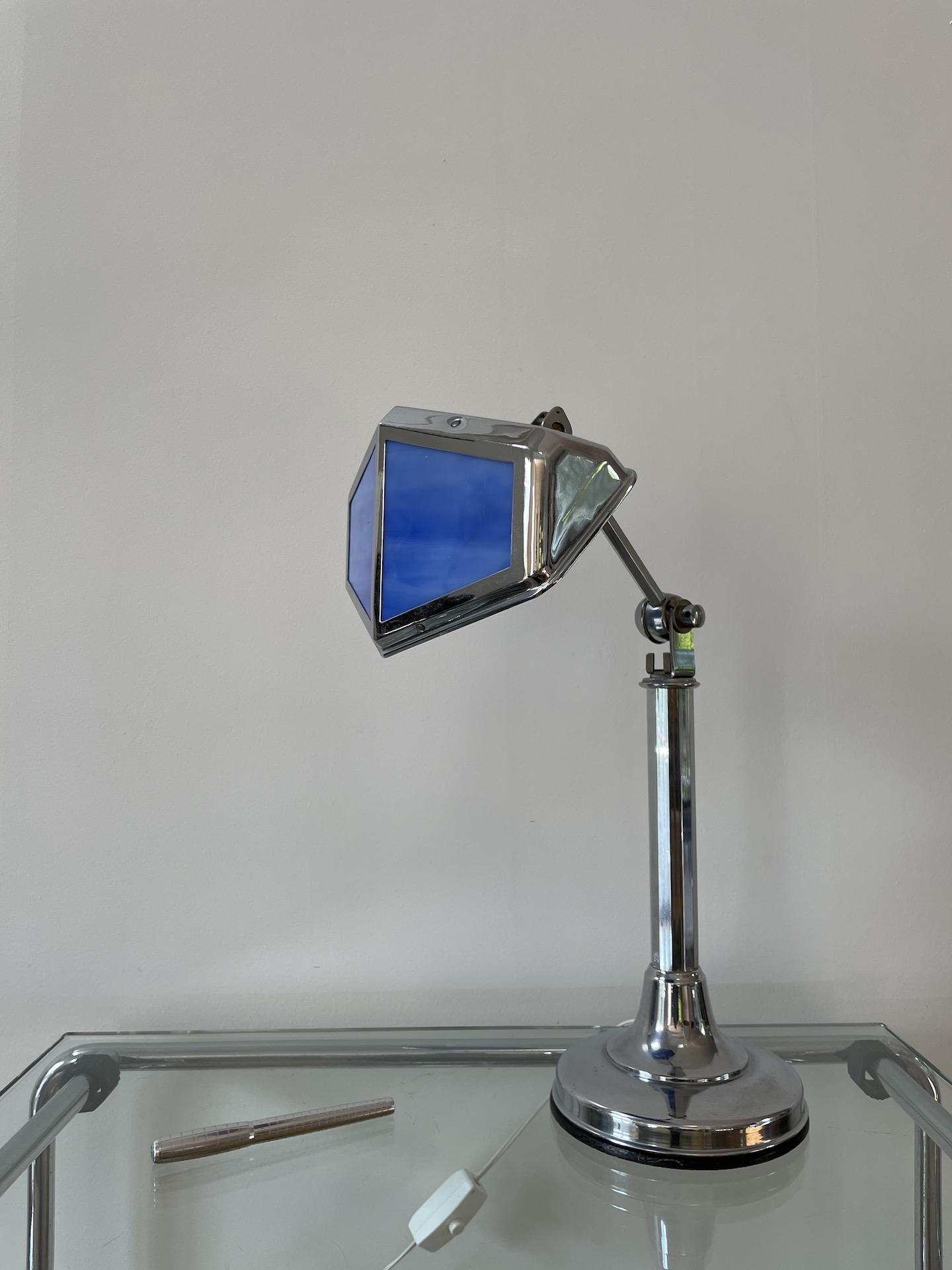Lampe à poser articulée art déco en laiton chromé et verres en pâte de verre bleue