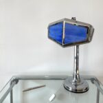 Lampe de table de la maison Pirouett en laiton chromé et verres en pâte de verre bleue, art déco. 