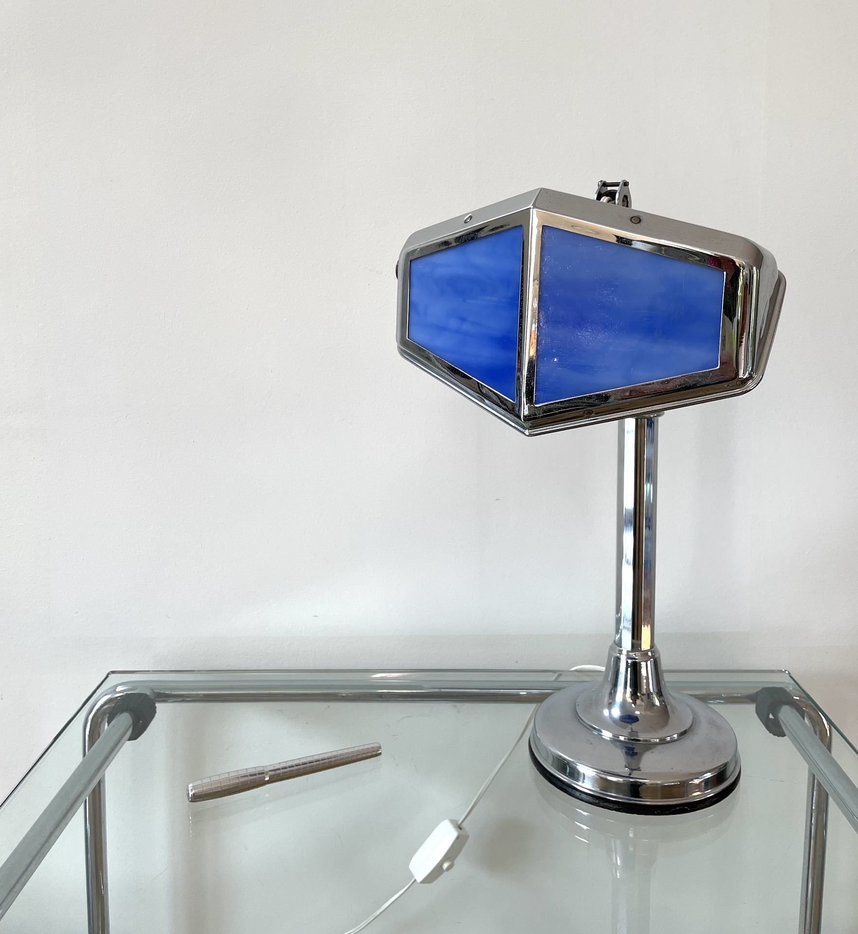 Lampe à poser articulée art déco en laiton chromé et verres en pâte de verre bleue
