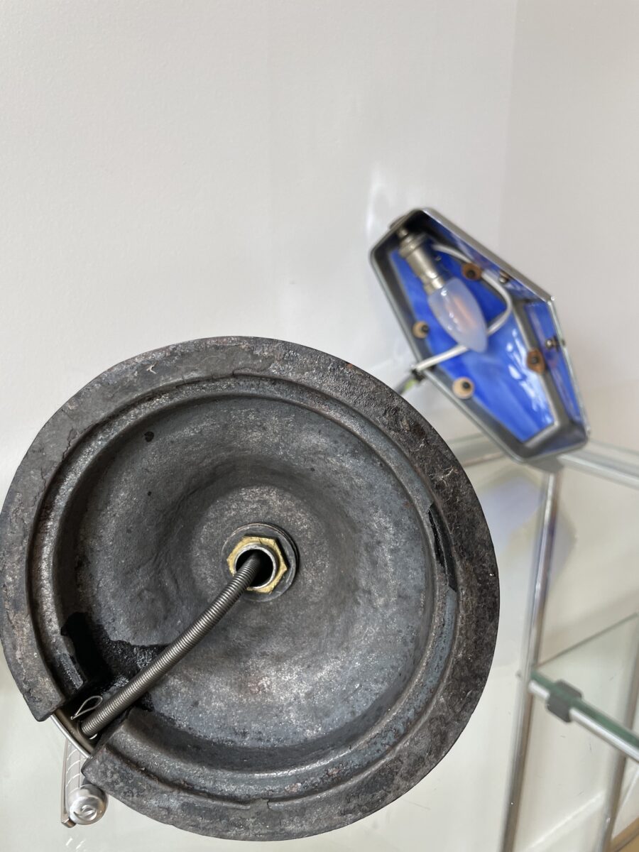 Lampe de table de la maison Pirouett en laiton chromé et verres en pâte de verre bleue, art déco. 