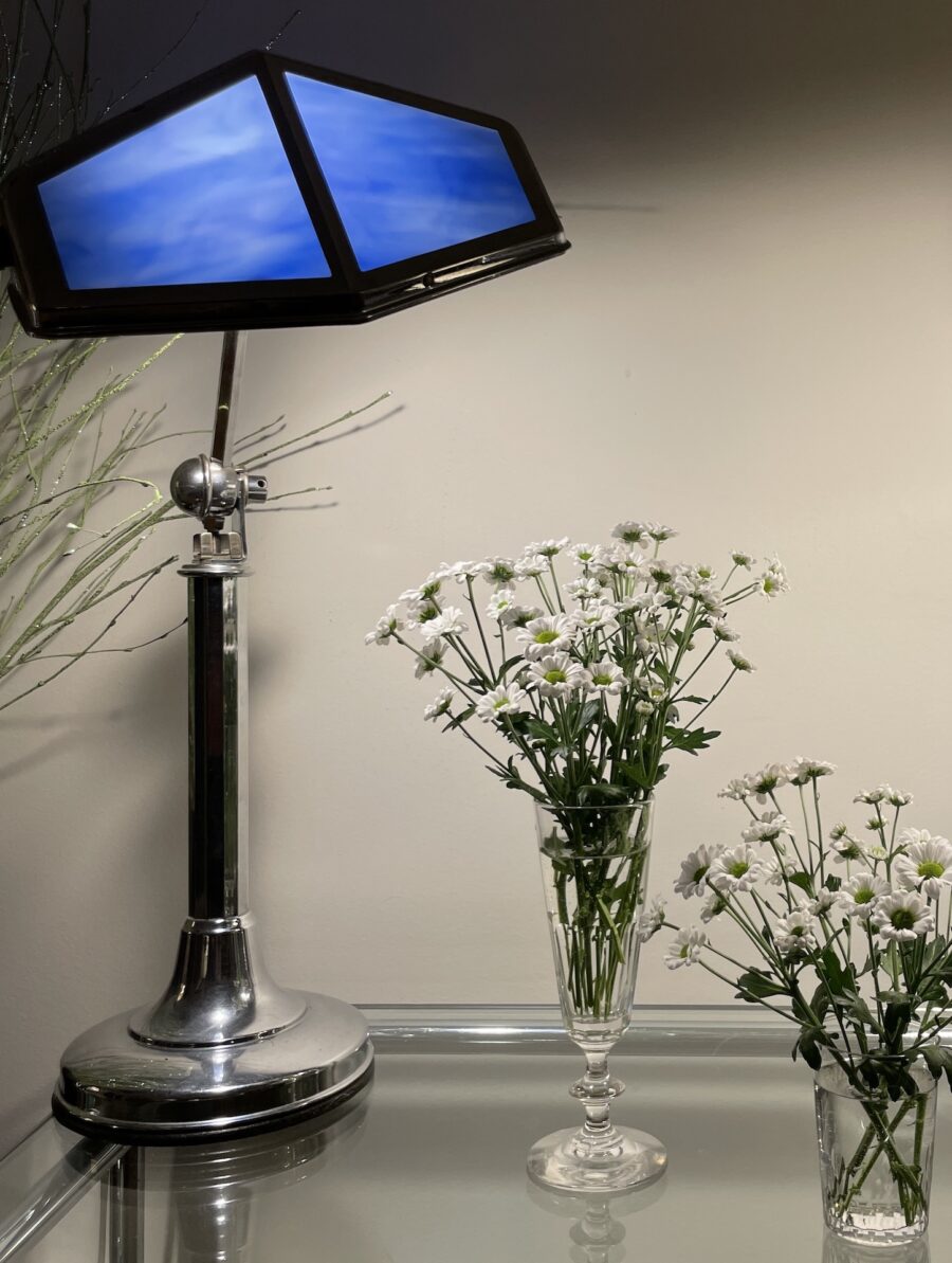 Lampe de table de la maison Pirouett en laiton chromé et verres en pâte de verre bleue, art déco. 