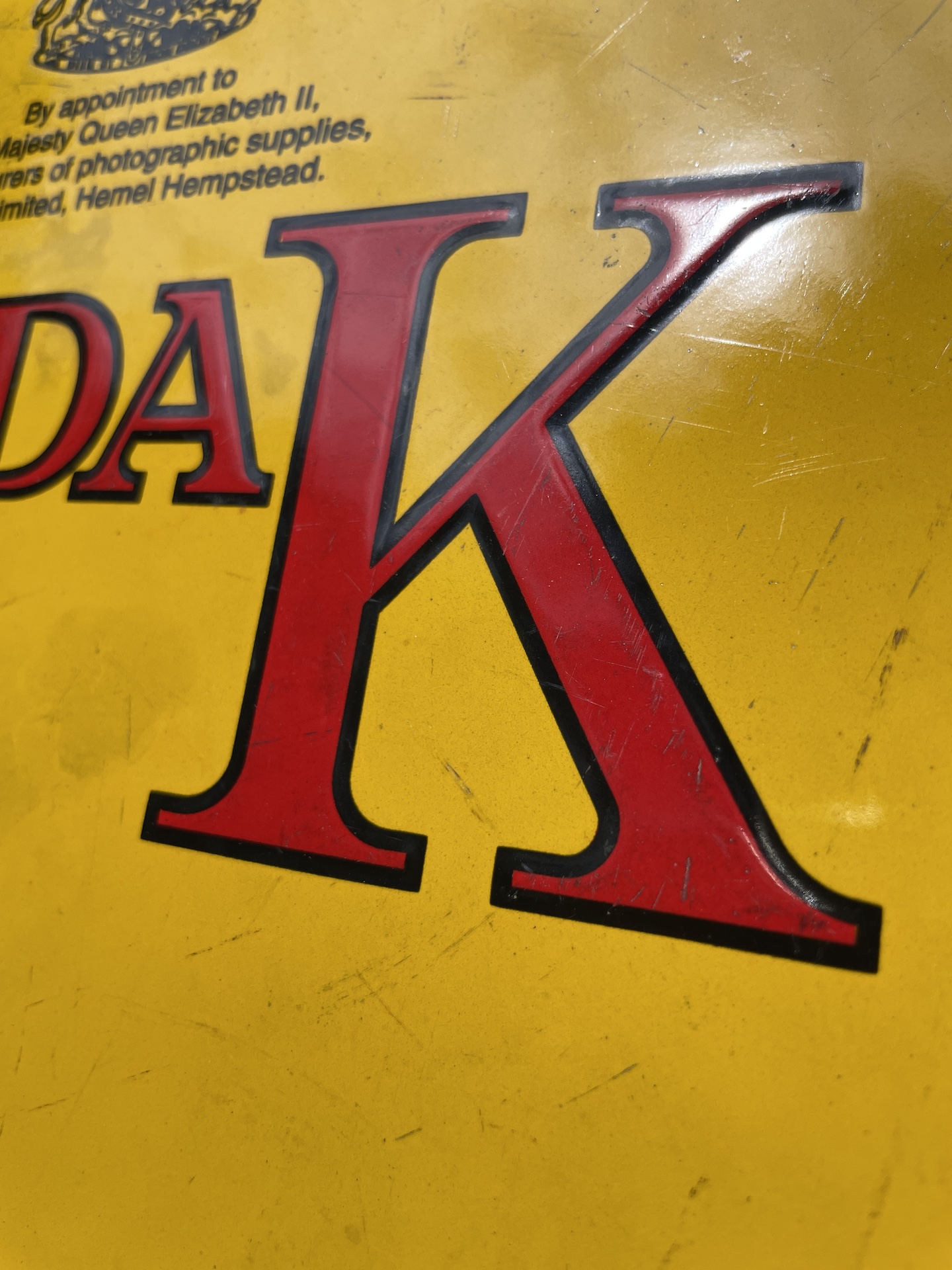 Plaque anglaise Kodak émaillée du milieu du XXème siècle, pour gares ferroviaires