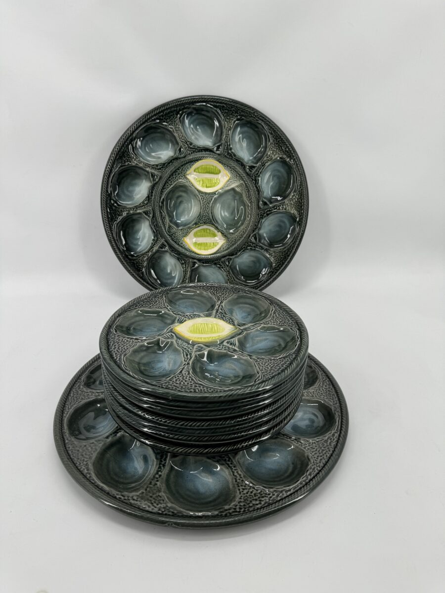 7 assiettes et 1 plat à Huitres En Barbotine de Saint Clément milieu du XXème siècle