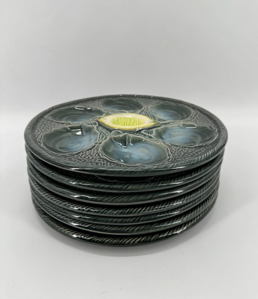 7 assiettes et 1 plat à Huitres En Barbotine de Saint Clément milieu du XXème siècle