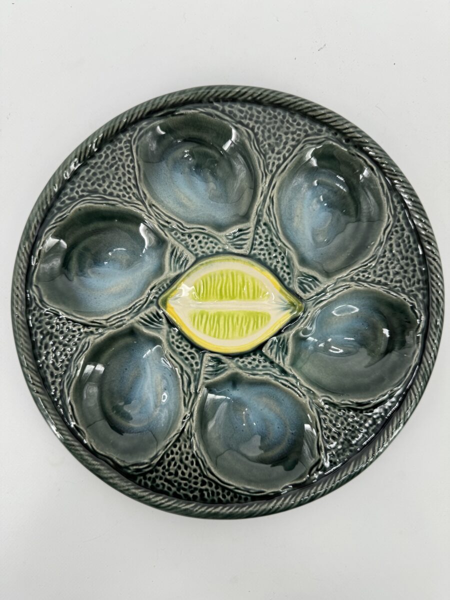 7 assiettes et 1 plat à Huitres En Barbotine de Saint Clément milieu du XXème siècle