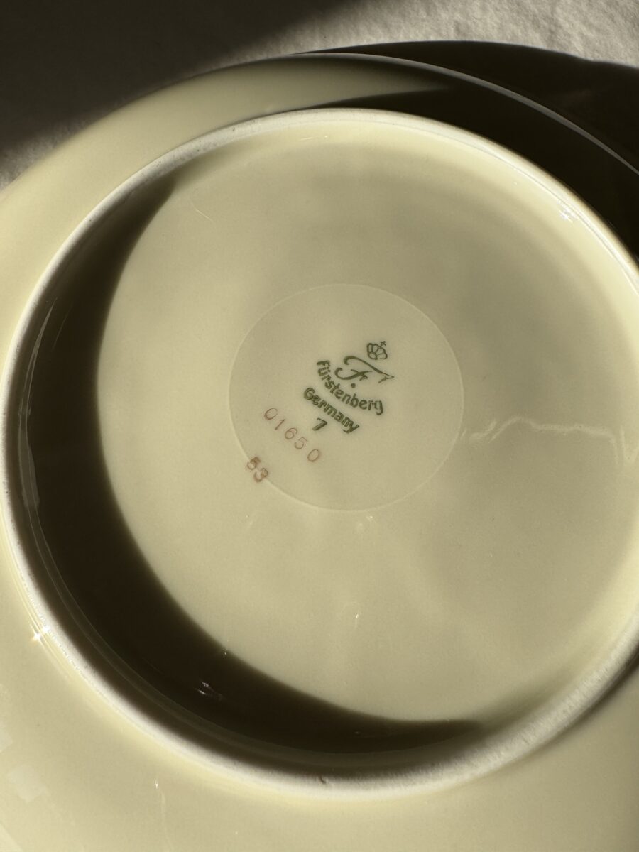 Service à café ou thé 10 personnes, porcelaine de Fürstenberg, Allemagne, modèle FÜRSTIN,  années 1950, ivoire et or