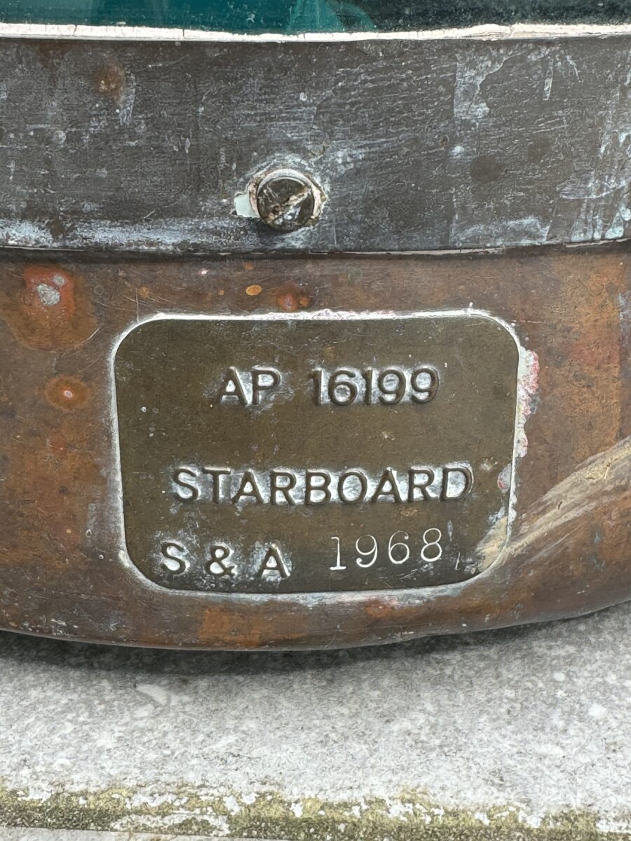 Lampe de Bateau Starboard Anglaise datée 1968 Cuivre et Laiton Lumière Verte
