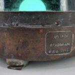 Lampe de Bateau Starboard Anglaise datée 1968 Cuivre et Laiton Lumière Verte