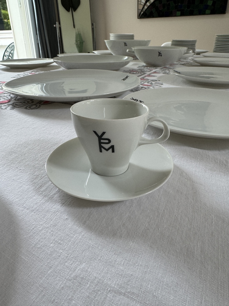 Six Tasses et sous-tasses à Café de Jean Luce Paris Porcelaine Blanche