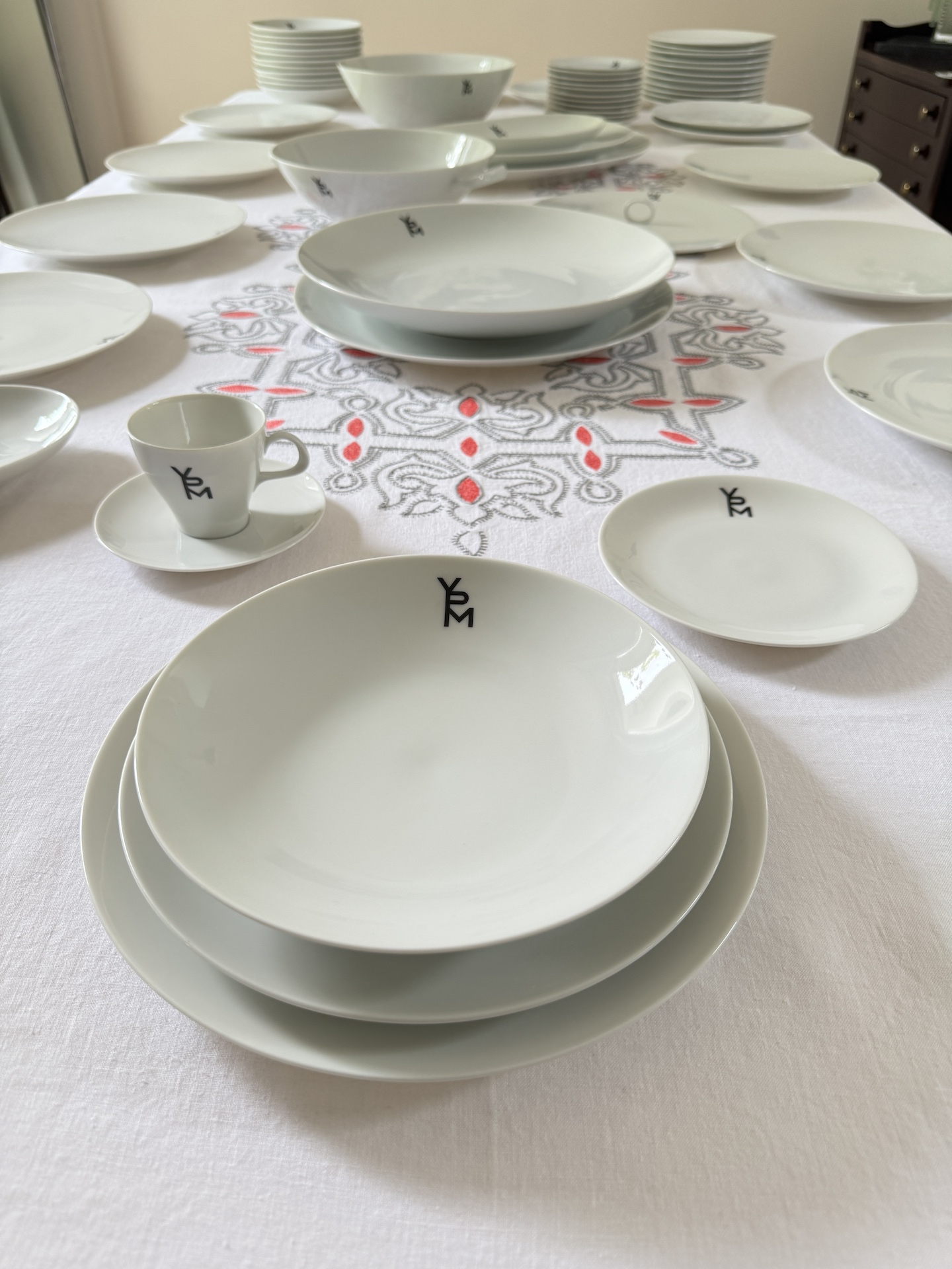 Six Tasses et sous-tasses à Café de Jean Luce Paris Porcelaine Blanche