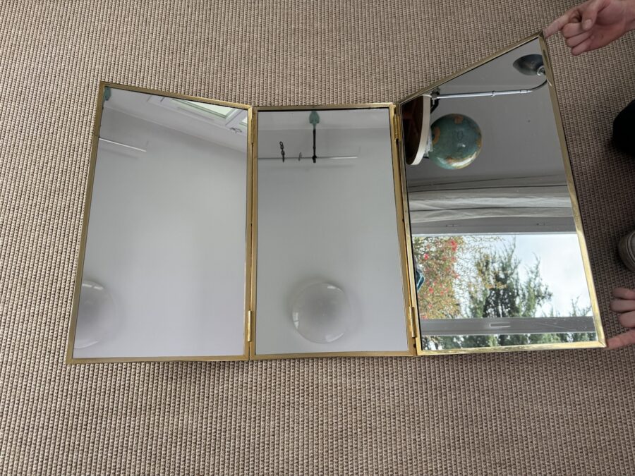 Miroir Triptyque Mural en Métal Doré Fermant avec Miroir Biseauté