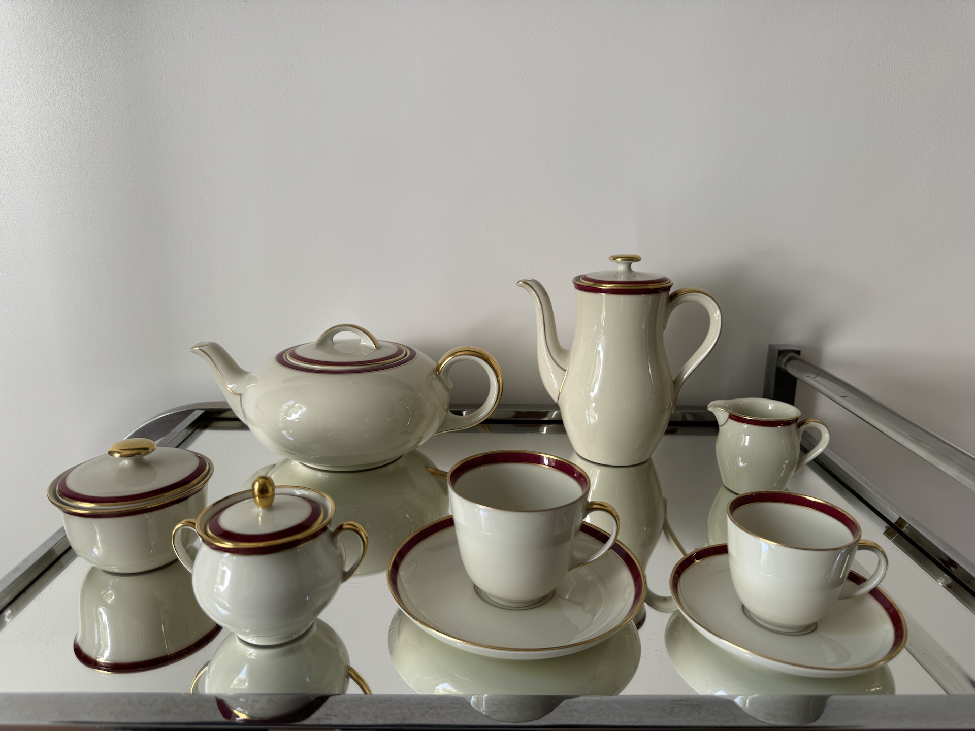 Wagenfeld Porcelaine de Fürstenberg Ivoire Rouge et Or 123 pieces