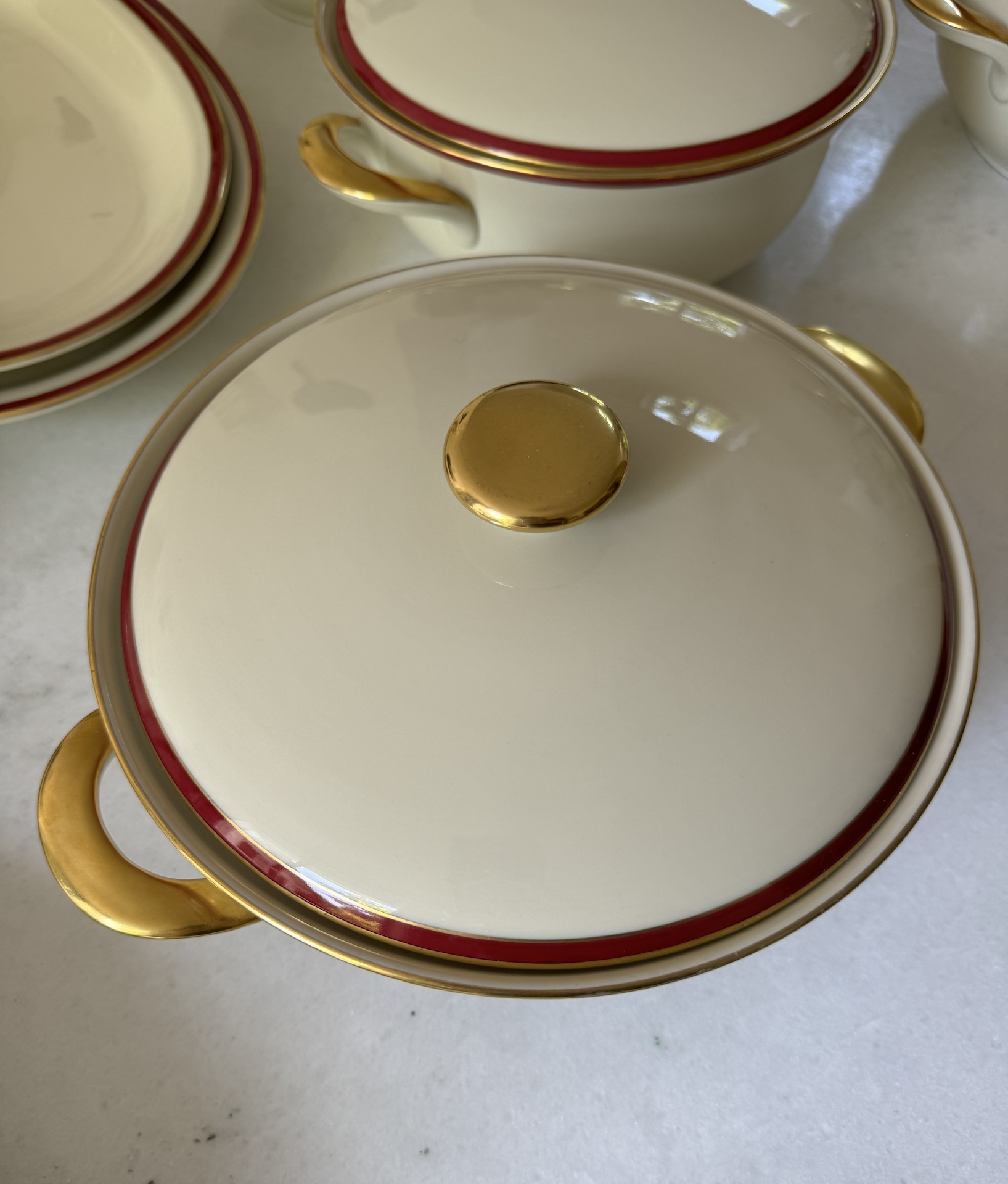 Wagenfeld Porcelaine de Fürstenberg Ivoire Rouge et Or 123 pieces