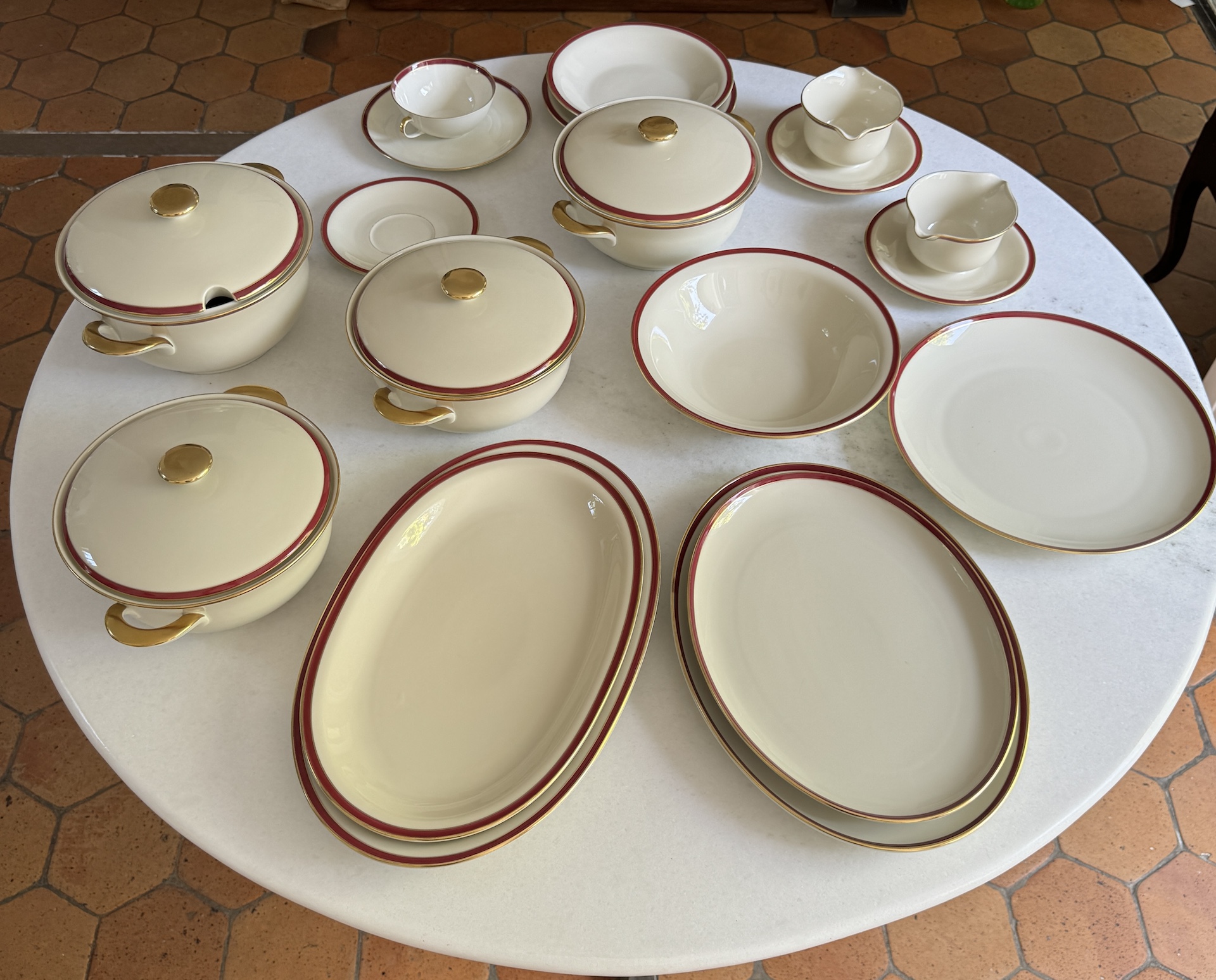 Wagenfeld Porcelaine de Fürstenberg Ivoire Rouge et Or 123 pieces