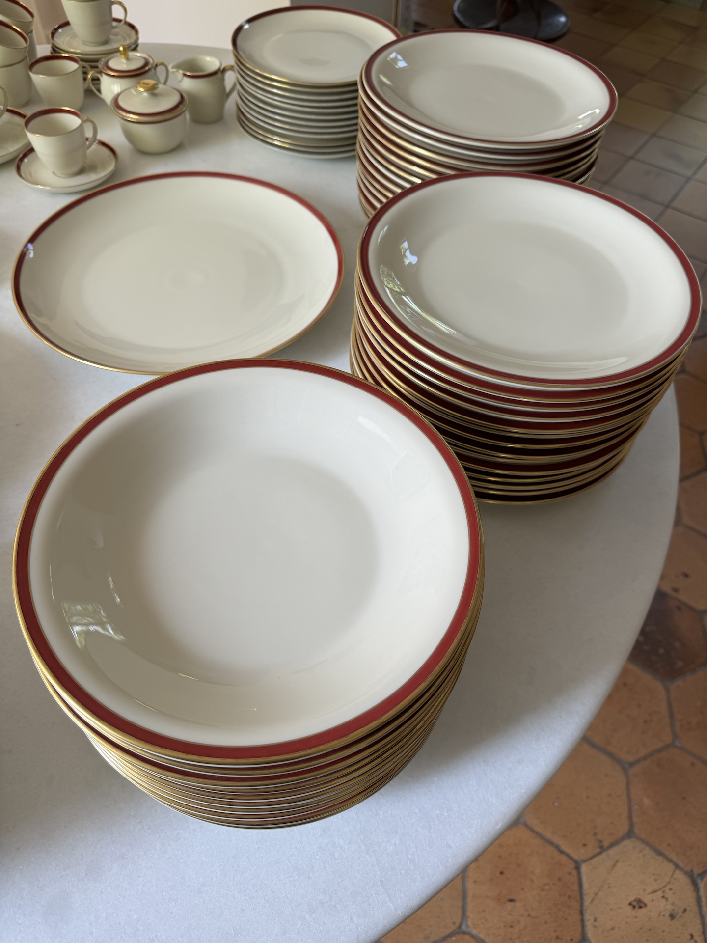Wagenfeld Porcelaine de Fürstenberg Ivoire Rouge et Or 123 pieces