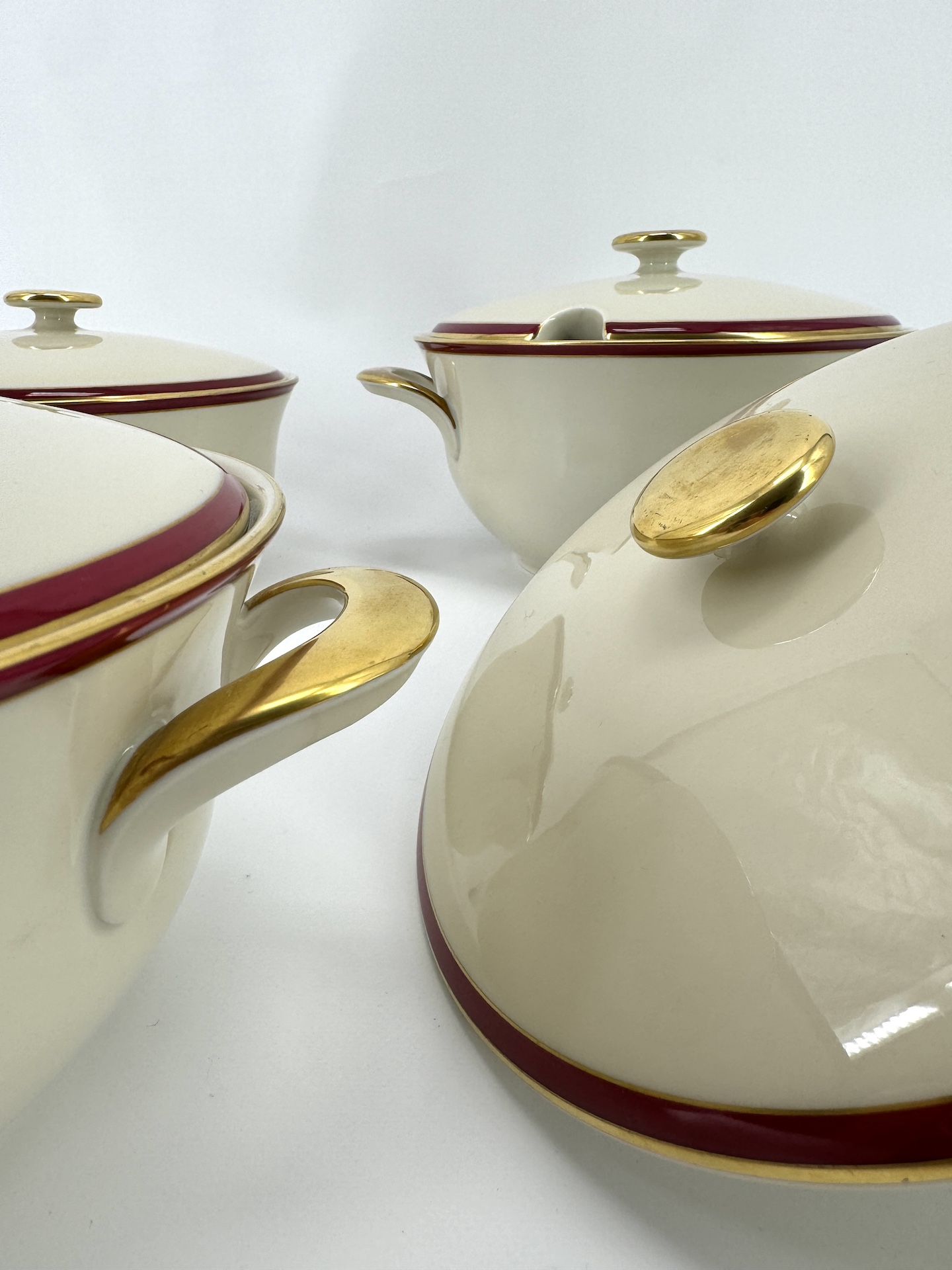 Wagenfeld Porcelaine de Fürstenberg Ivoire Rouge et Or 123 pieces