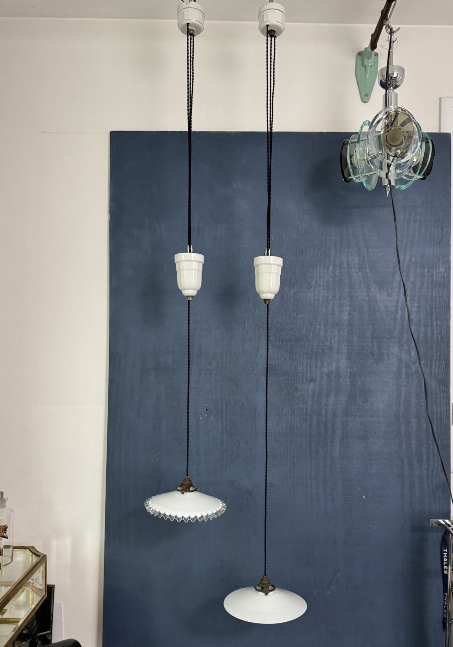 Suspension Art Déco Hauteur Ajustable Céramique et Opaline Paire disponible