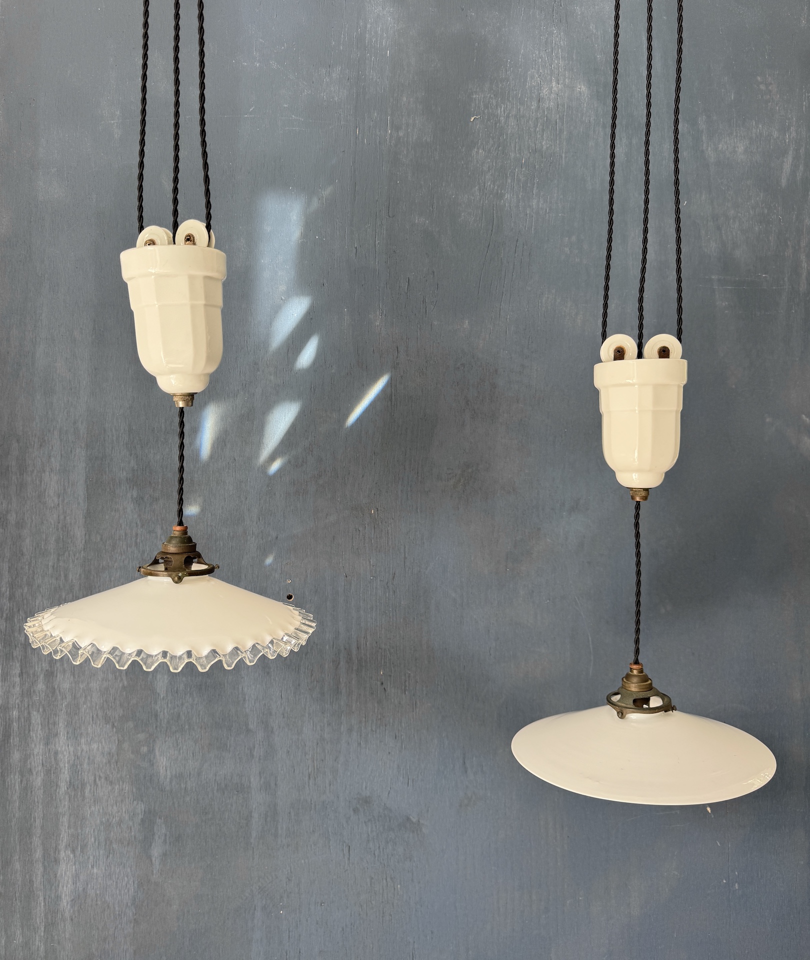 Suspension Art Déco Hauteur Ajustable Céramique et Opaline Paire disponible