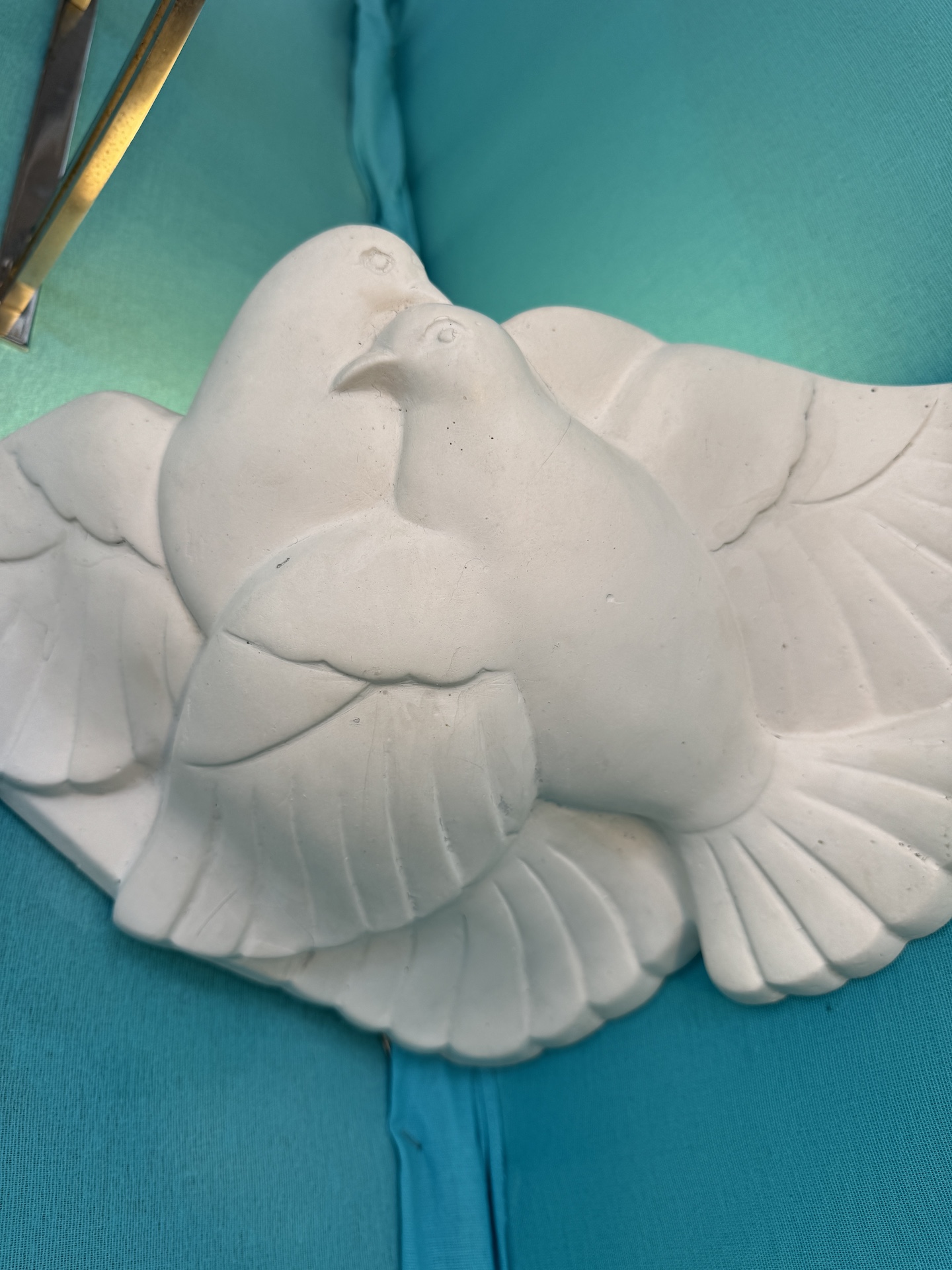 Appliques d'Angle en Plâtre Décor de Colombes Circa 1930