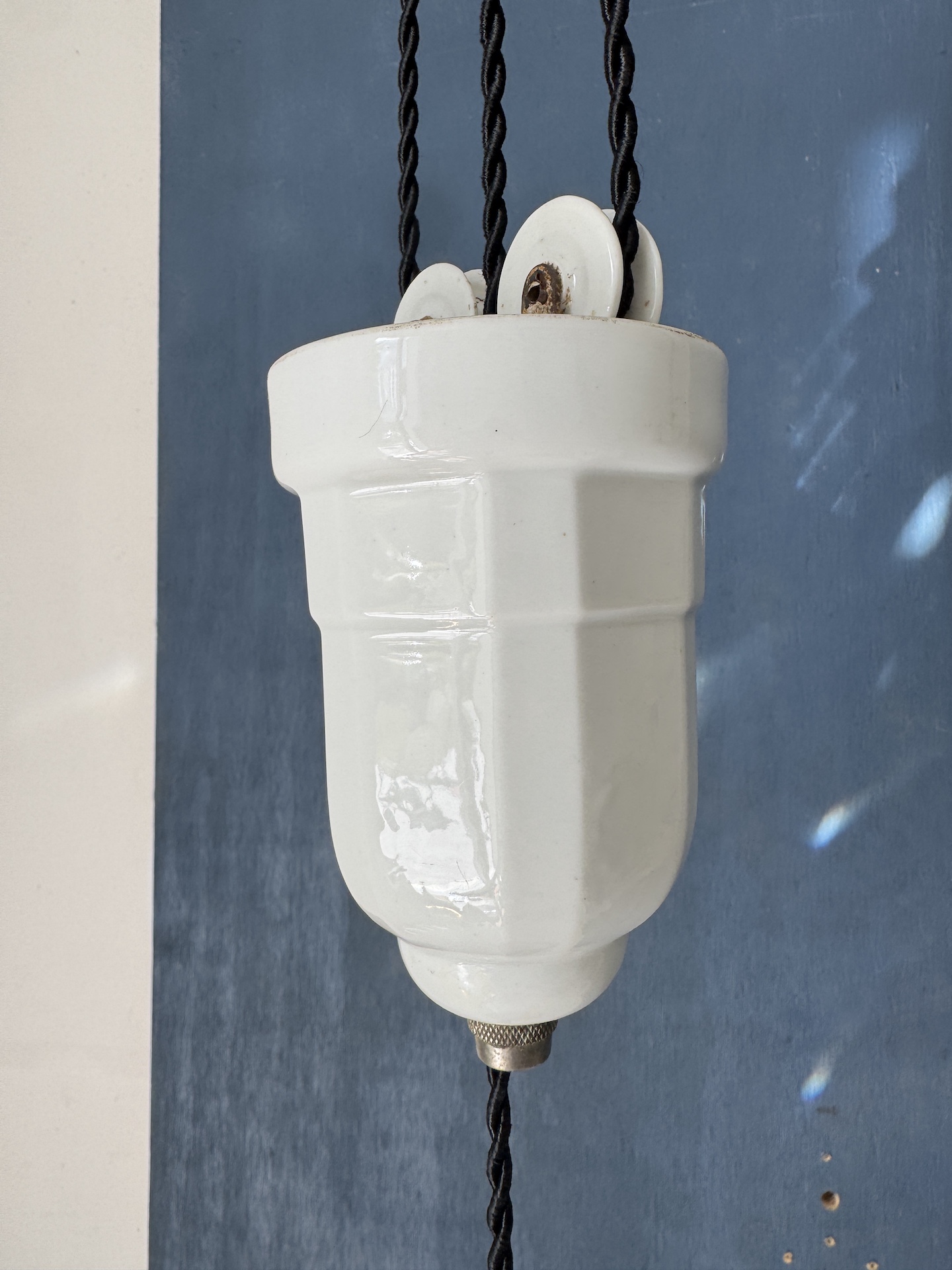 Suspension Art Déco Hauteur Ajustable Céramique et Opaline Paire disponible