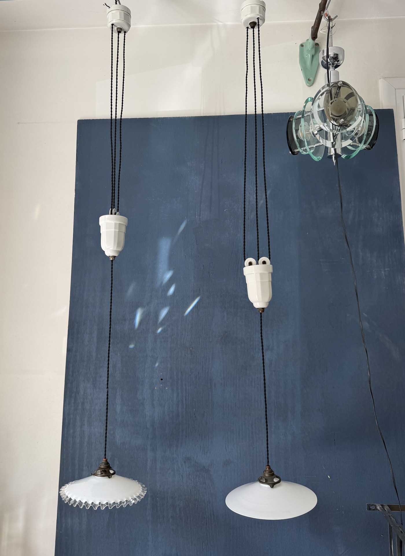 Suspension Art Déco Hauteur Ajustable Céramique et Opaline Paire disponible