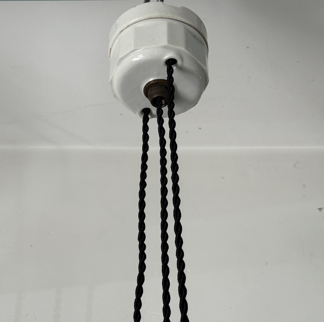 Suspension Art Déco Hauteur Ajustable Céramique et Opaline Paire disponible