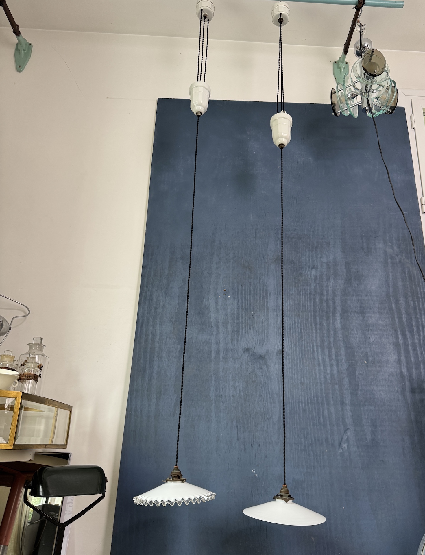 Suspension Art Déco Hauteur Ajustable Céramique et Opaline Paire disponible