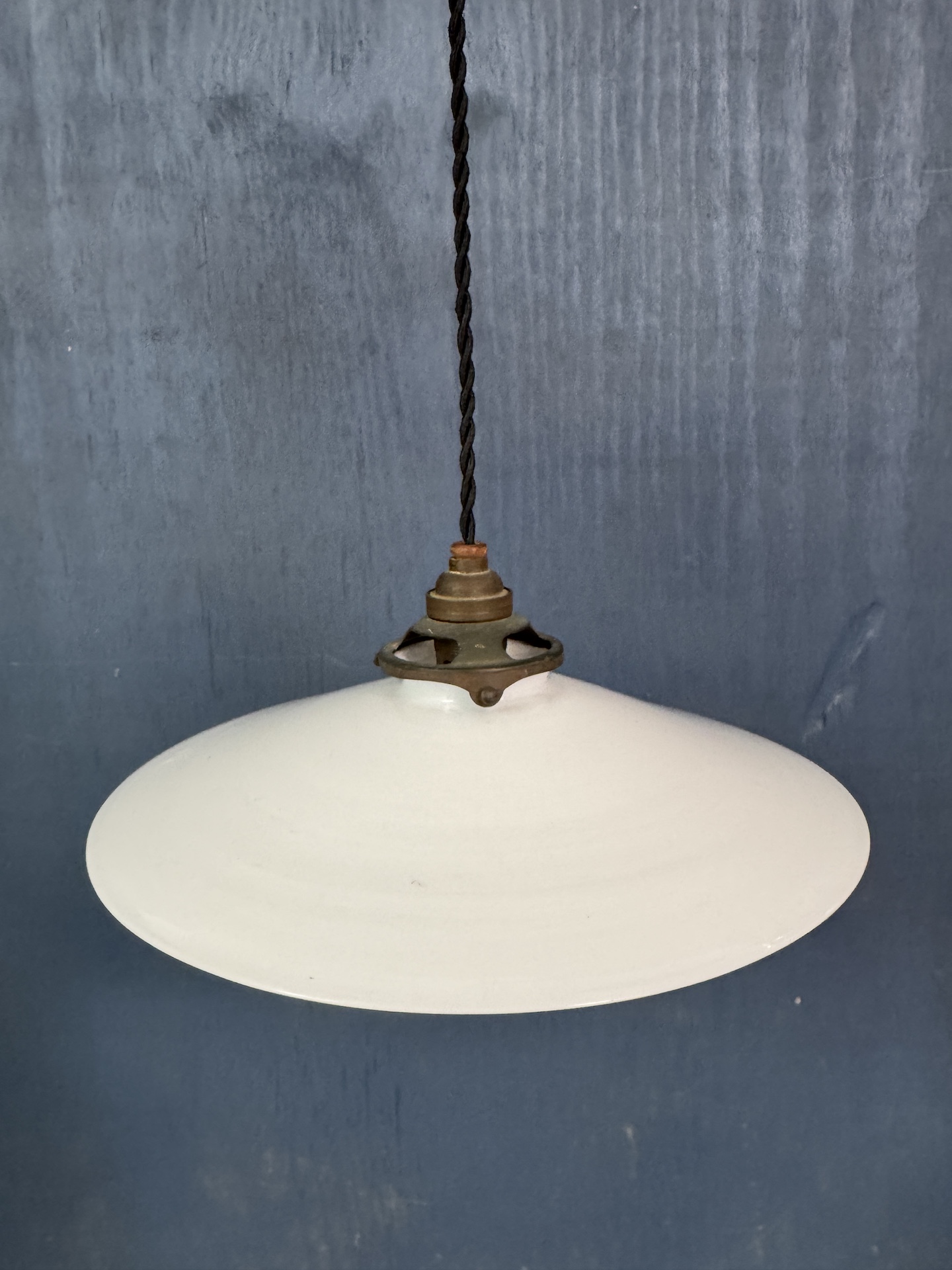 Suspension Art Déco Hauteur Ajustable Céramique et Opaline Paire disponible