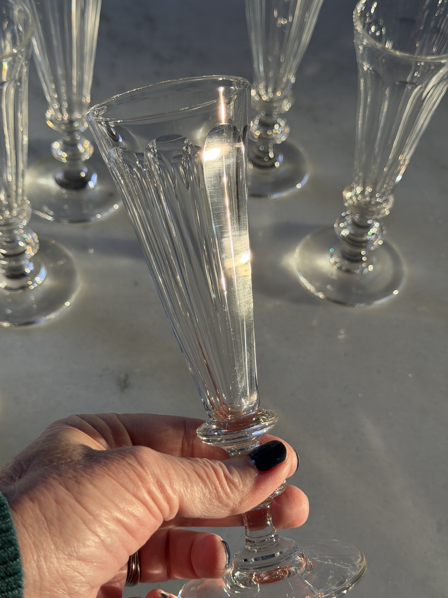 Huit Flûtes à Champagne en Cristal attribuées à Baccarat