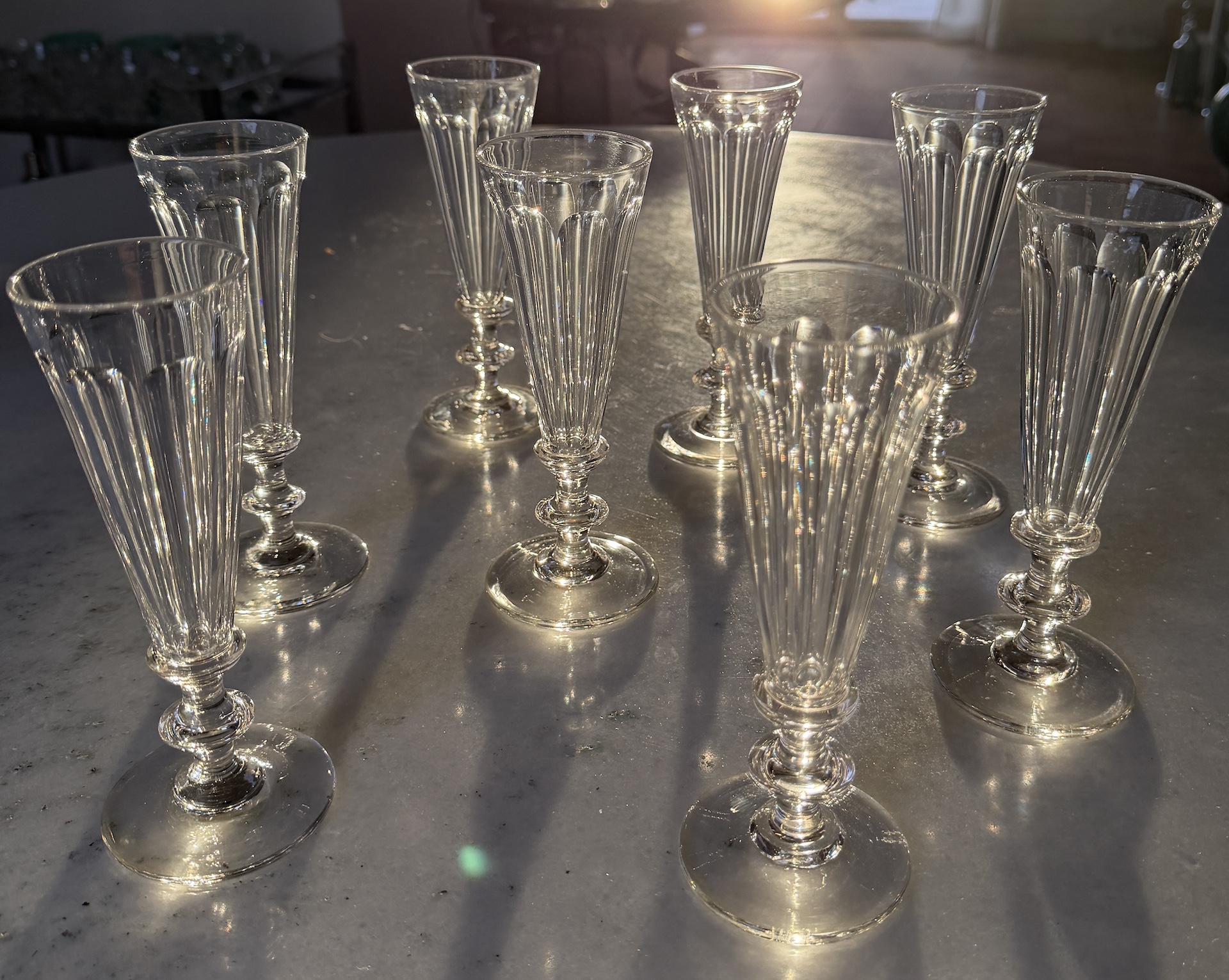 Huit Flûtes à Champagne en Cristal attribuées à Baccarat