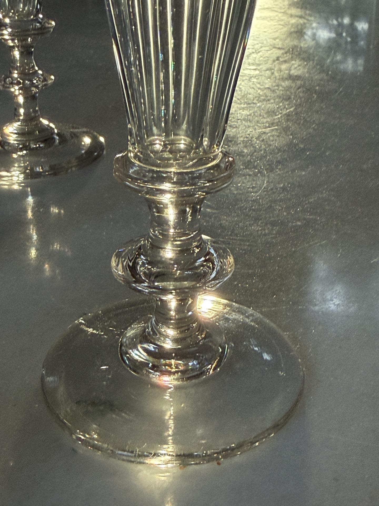 Huit Flûtes à Champagne en Cristal attribuées à Baccarat