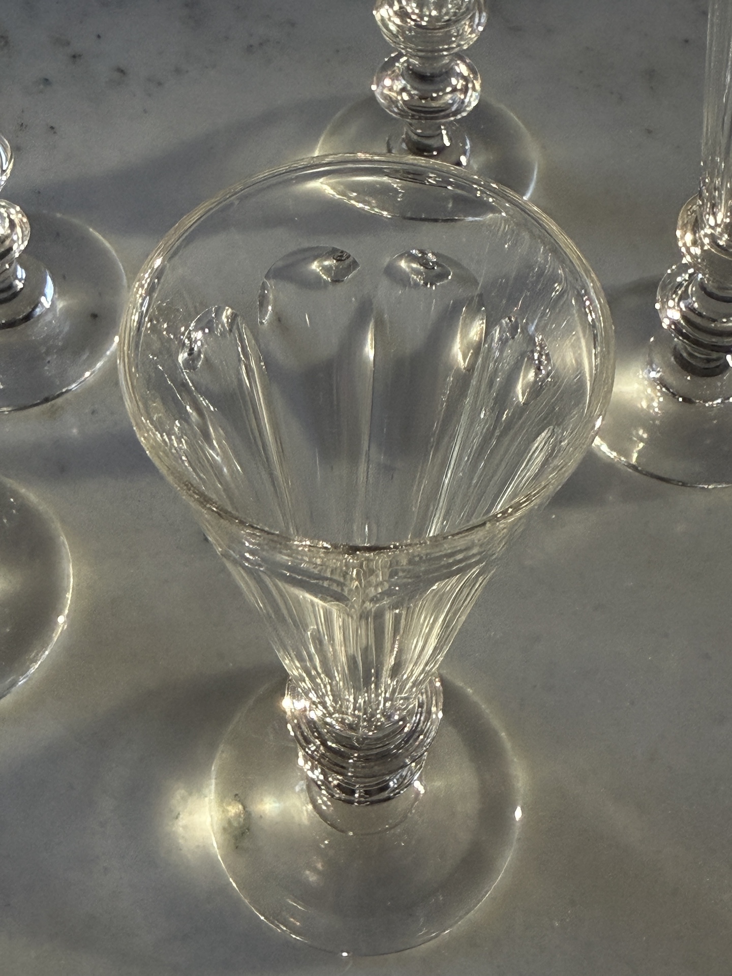 Huit Flûtes à Champagne en Cristal attribuées à Baccarat