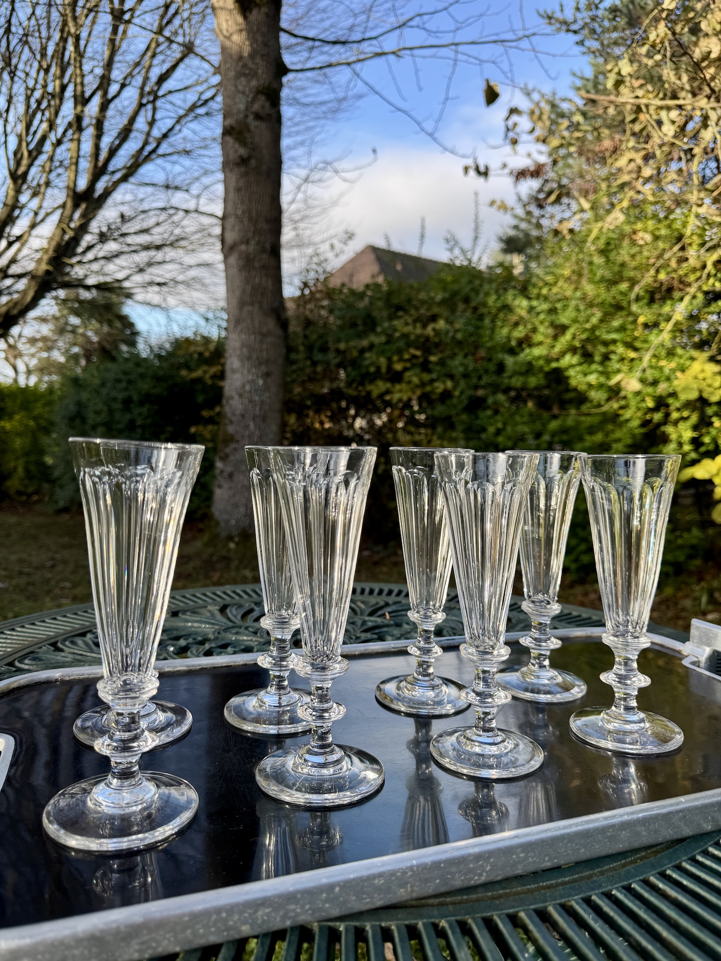 Huit Flûtes à Champagne en Cristal attribuées à Baccarat