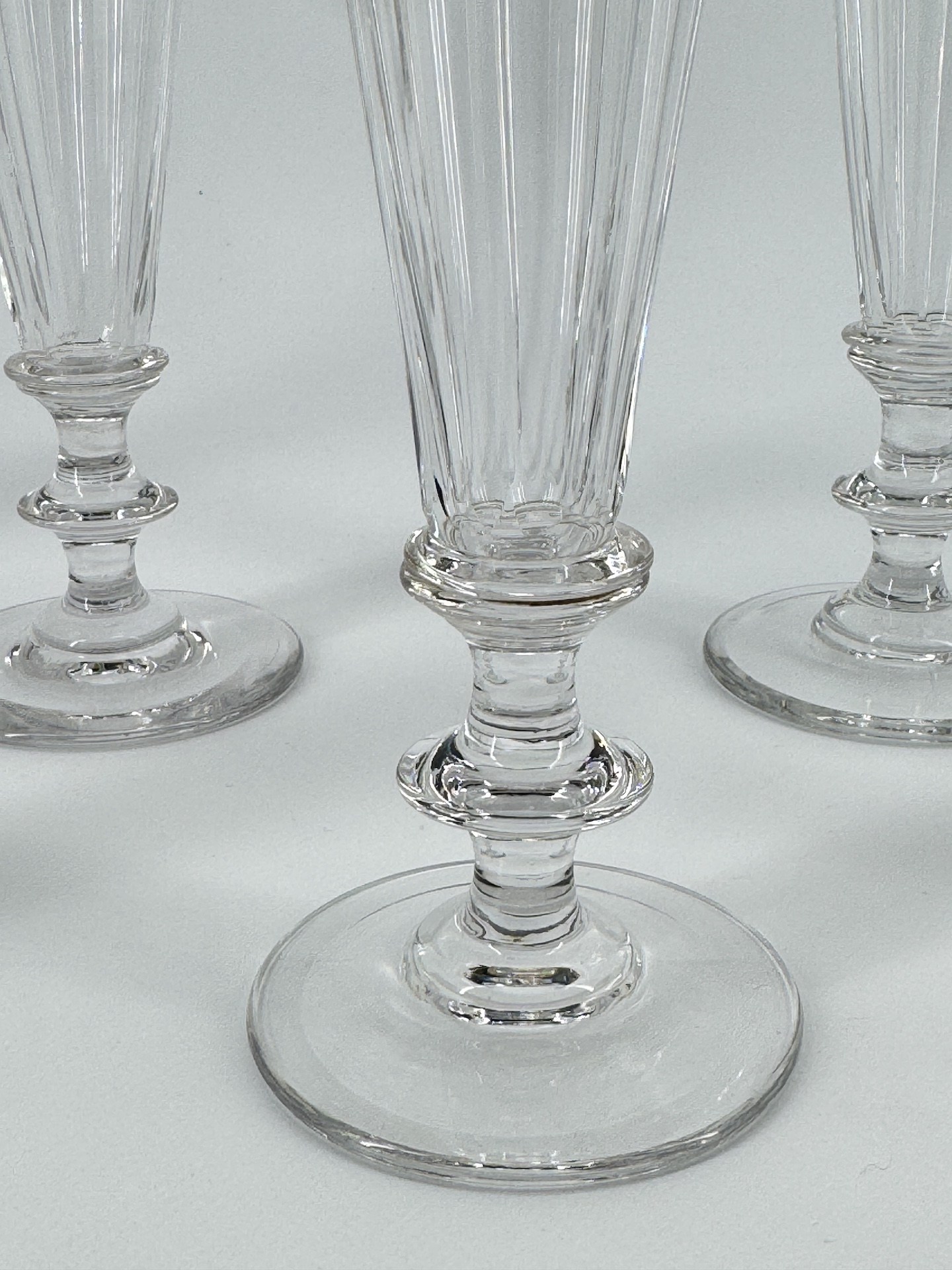 Huit Flûtes à Champagne en Cristal attribuées à Baccarat