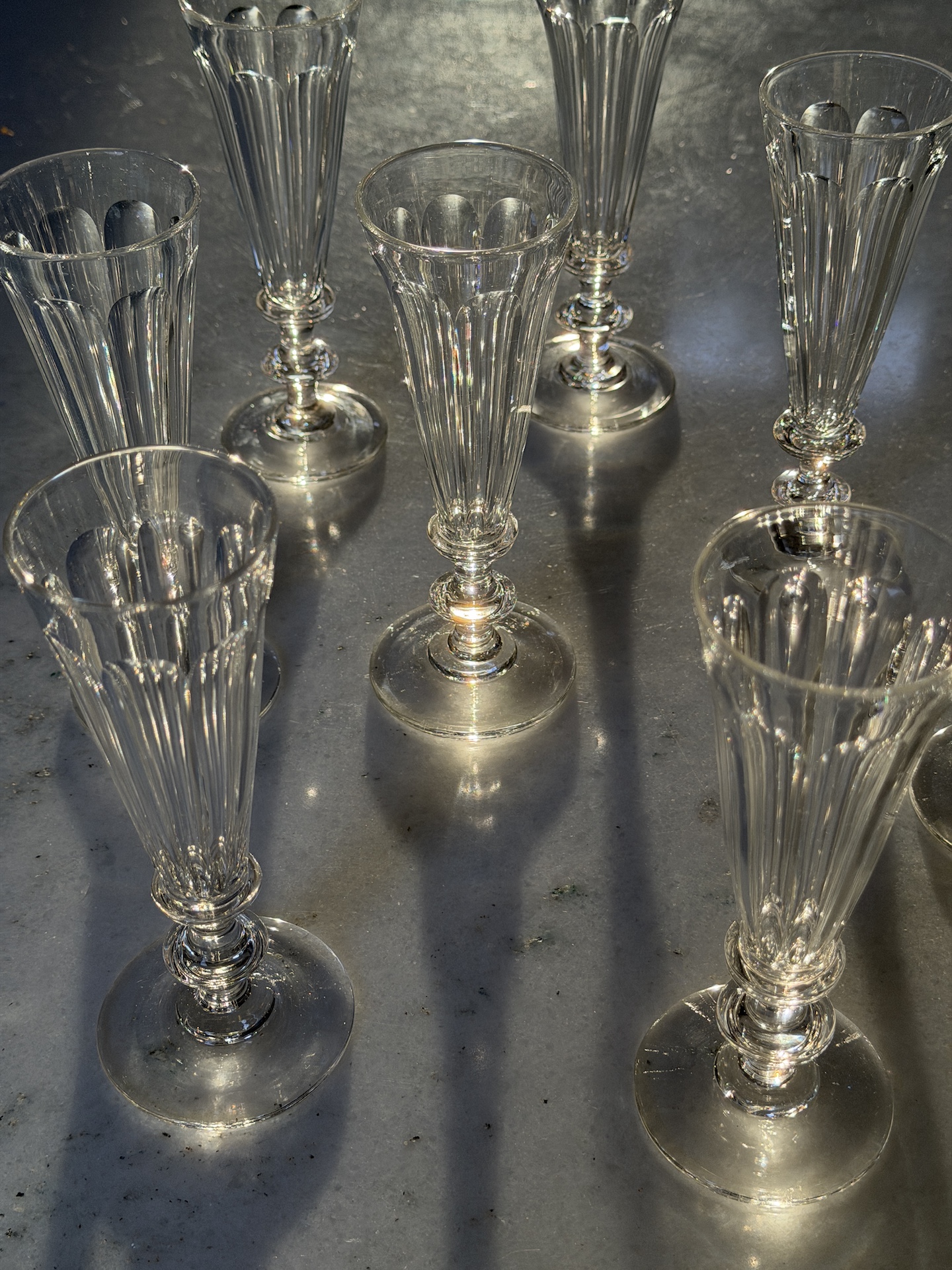 Huit Flûtes à Champagne en Cristal attribuées à Baccarat